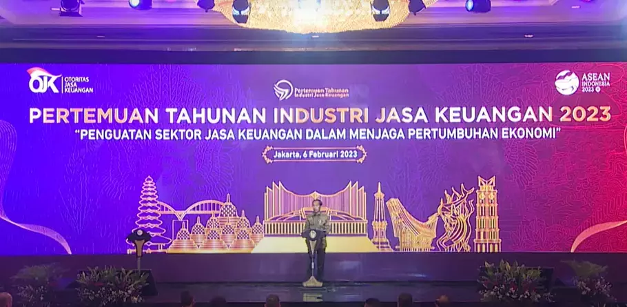 Presiden Joko Widodo (Jokowi) saat memberikan sambutan pada Pertemuan Tahunan Industri Jasa Keuangan (PTIJK) 2023 di Jakarta, Senin (06/02/2023). (Sumber: Youtube OJK) 