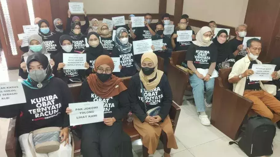Keluarga korban gagal ginjal akut anak menunggu sidang gugatan class action di Pengadilan Negeri (PN) Jakarta Pusat, Selasa, 7 Februari 2023.