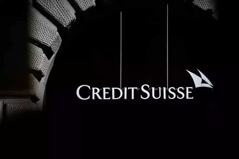 Logo bank terbesar kedua di Swiss "Credit Suisse" di kantor pusatnya di Zurich pada 23 Maret 2022. (Foto: Fabrice COFFRINI / AFP)