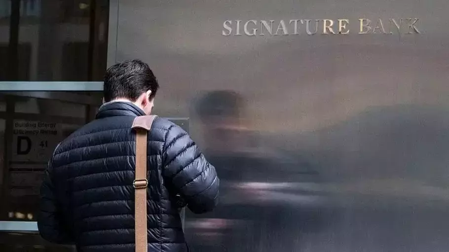 Seorang pekerja tiba di kantor pusat Signature Bank di New York City, Amerika Serikat pada 12 Maret 2023. (Foto: REUTERS/Eduardo Munoz)