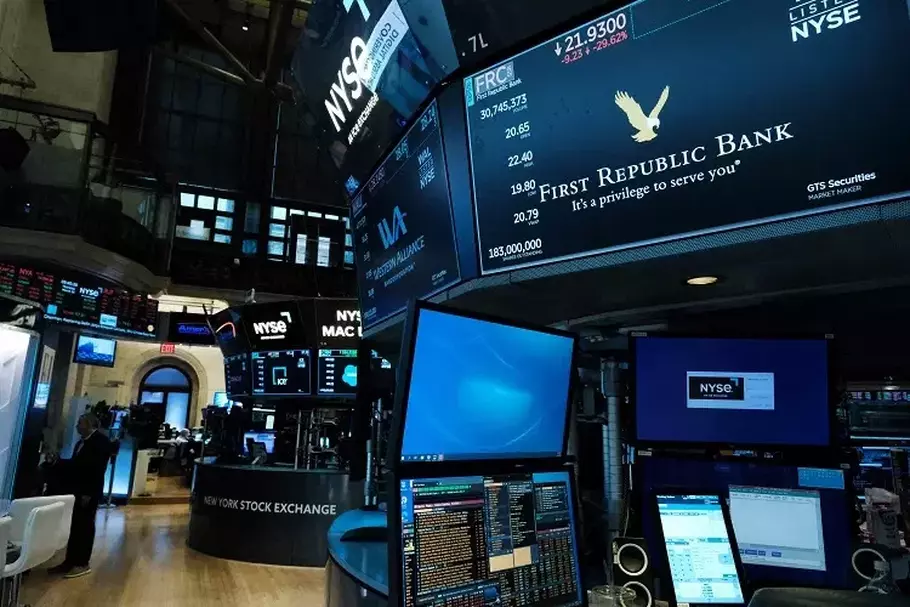 First Republic Bank ditampilkan di monitor di lantai New York Stock Exchange (NYSE) pada 16 Maret 2023 di New York City, Amerika Serikat. (Foto: Spencer Platt/Getty Images/AFP)