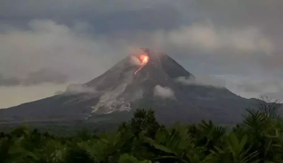 (BPPTKG) menyebutkan Gunung Merapi di perbatasan Jawa Tengah dan Daerah Istimewa Yogyakarta pada Sabtu pagi (18/3/2023)
Sumber; Antara