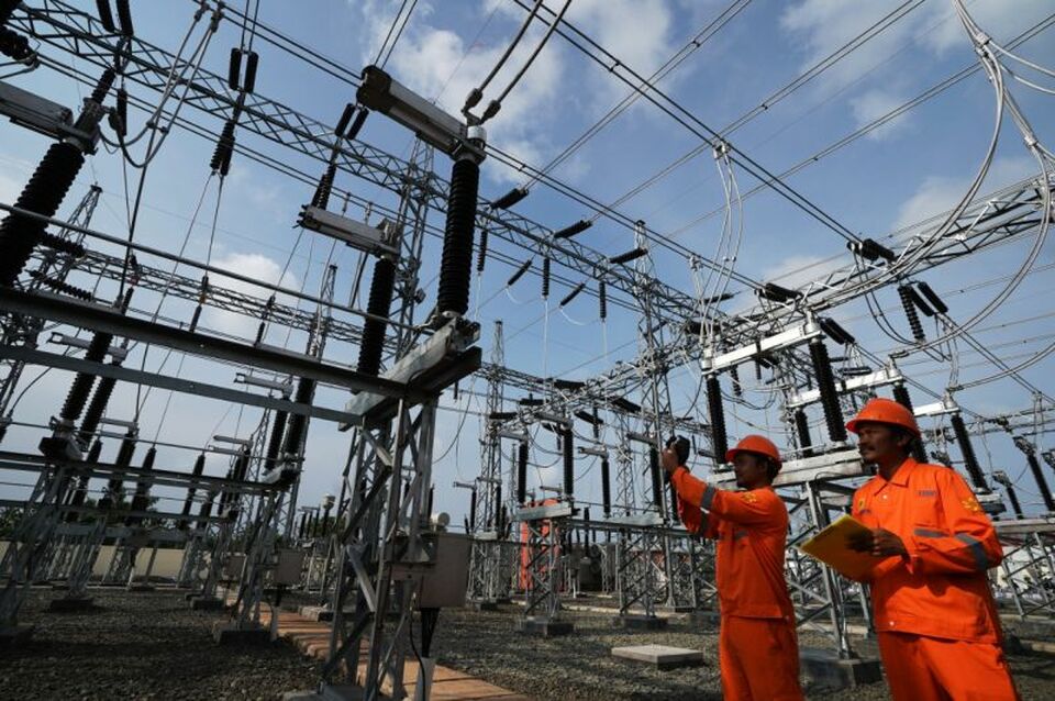 Petugas PLN sedang memriksa rutin di Gardu Induk Cengkareng , Jakarta Barat. Foto ilustrasi: IST