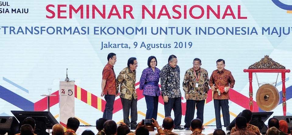 Wakil Presiden Jusuf Kalla (kanan) disaksikan Menko Perekenomian Darmin Nasution, Menteri
Keuangan Sri Mulyani, Gubernur BI Perry Warjiyo, Menteri ATR/Kepala BPN Sofyan Djalil dan Kepala BKPM Thomas Lembong (kiri) memukul gong saat membuka seminar nasional perekonomian di Jakarta, Jumat (9/8/2019). Foto: B1/Ruht Semiono