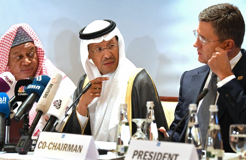 (kiri-kanan): Sekretaris Jenderal (Sekjen) OPEC Mohammed Sanusi Barkindo, Menteri Energi Arab Saudi Pangeran Abdulaziz bin Salman, dan Menteri Energi Rusia Alexander Novak sedang menghadiri pertemuan OPEC-JMCC di Abu Dhabi, Uni Emirat Ara (UEA) pada 12 September 2019. (Foto:  AFP / KARIM SAHIB)