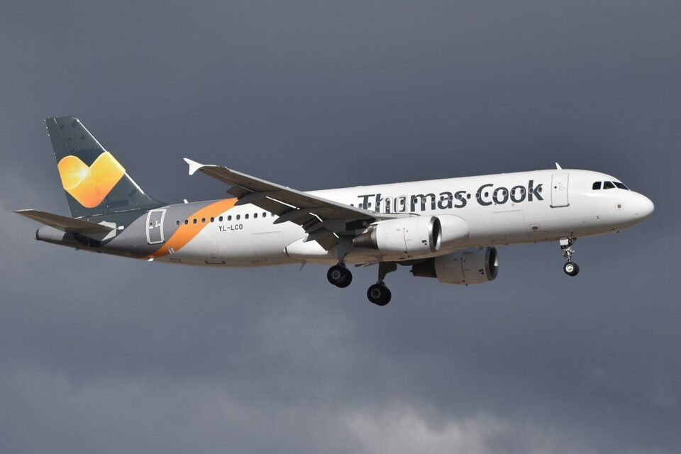 Biro perjalanan tertua di dunia, Thomas Cook, bangkrut.