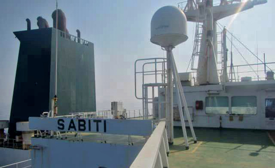 Lembaga penyiaran Pemerintah Iran, TV IRIB pada 10 Oktober 2019 merilis gambar kapal tanker minyak mentah Iran, Sabiti, sedang berlayar di Laut Merah. Kapal tanker minyak Iran, Sabiti, diduga dihantam serangan rudal di dekat pelabuhan Jeddah, Arab Saudi sehingga menyebabkan minyak bocor ke Laut Merah. National Iranian Tanker Company mengatakan dalam sebuah pernyataan bahwa lambung kapal Sabiti dihantam dua ledakan terpisah sekitar 100 kilometer di lepas pantai Saudi. (Foto: AFP)