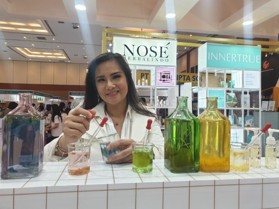 Direktur PT.Nose Herbalindo memperliahtkan bseragam ekstrak tanaman yang digunakan untuk formula kosmetik di pameran Cosmobeaute 2019 di JCC, Jakarta.