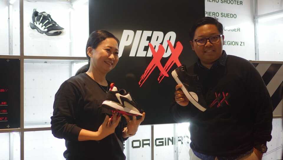 Brand Manager Piero Melania Dewiyani (kiri) dan Brand Communication Piero Albertus Agastya (kanan) memperkenalkan kembali lima model sepatu ikonik dalam perayaan "Piero 20th Anniversary" di acara "Urban Sneaker Society (USS 4.0)", di District 8, Jakarta pada 8 November 2019. ( Foto: Istimewa )
