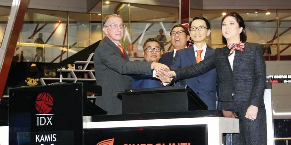Direktur Utama PT Sinergi Ini Plastindo Tbk Eric Budisetio Kurniawan (dua dari kanan) bersama jajaran direksi dan komisaris serta Direktur Utama PT Bursa Efek Indonesia (BEI) Inarno Djajadi (tengah) saat pencatatan saham perdana atau initial public offering (IPO) di BEI, Jakarta, Kamis (14/11/2019). Produsen plastik ini menjadi emiten ke-45 pada 2019 atau perusahaan yang tercatat ke-662 di BEI. Perusahaan menawarkan sebanyak-banyaknya 190 juta saham atau setara 29,69 persen dari modal yang disetor dan ditempatkan dengan harga Rp 163 per saham. Sehingga, nantinya perusahaan akan mendapatkan dana segar senilai Rp 30,97 miliar. Foto: Majalah Investor/UTHAN A RACHIM
