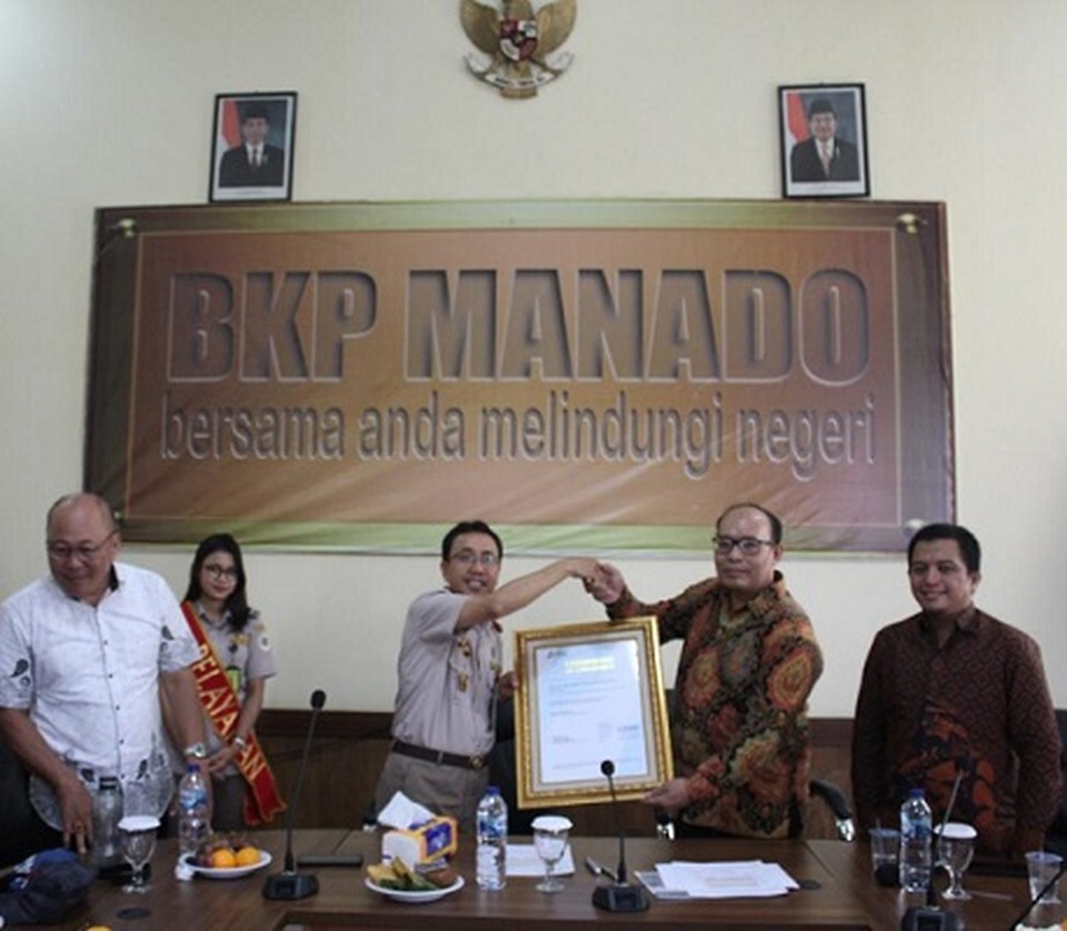 Direktur PT Mutuagung Lestari Sumarna., SE.Ak. MM menyerahkan sertifikat SNI ISO 37001 kepada Kepala Balai Karantina Pertanian Manado, Ir. Junaidi MM.
