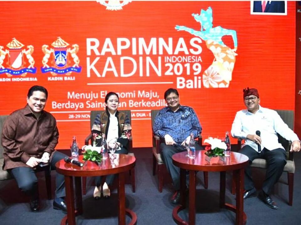 (kiri-kanan) Menteri BUMN Erick Thohir, Ketua DPR RI Puan Maharani, Menko Perekonomian Airlangga Hartarto, dan Ketua Umum Kadin Indonesia Rosan P Roeslani di Rapimnas Kadin di Nusa Dua, Bali, Jumat (29/11). Foto: Istimewa