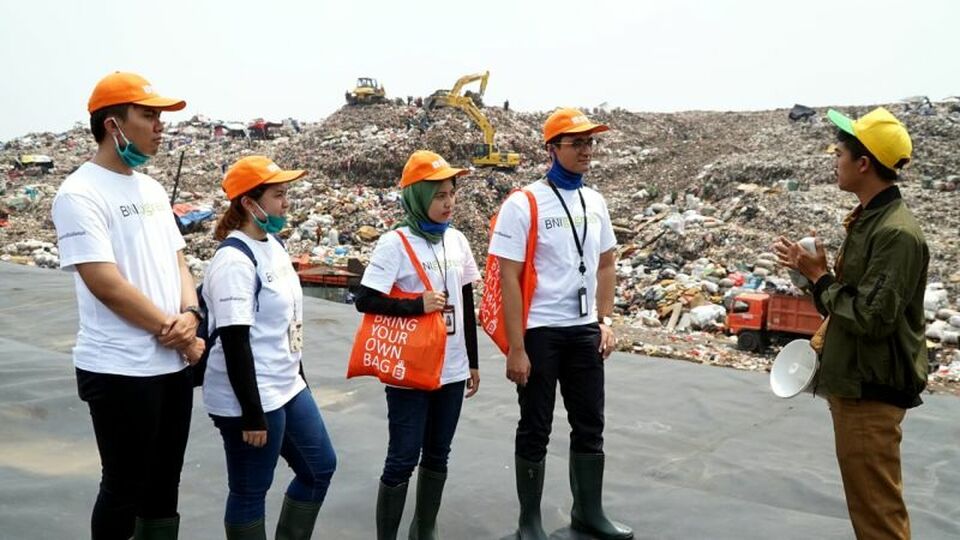 Pegawai milenial BNI sedang mendengarkan penjelasan tentang proses pengelolaan sampah di TPST Bantar Gebang, Bekasi (Selasa, 3 Desember 2019). Foto: IST