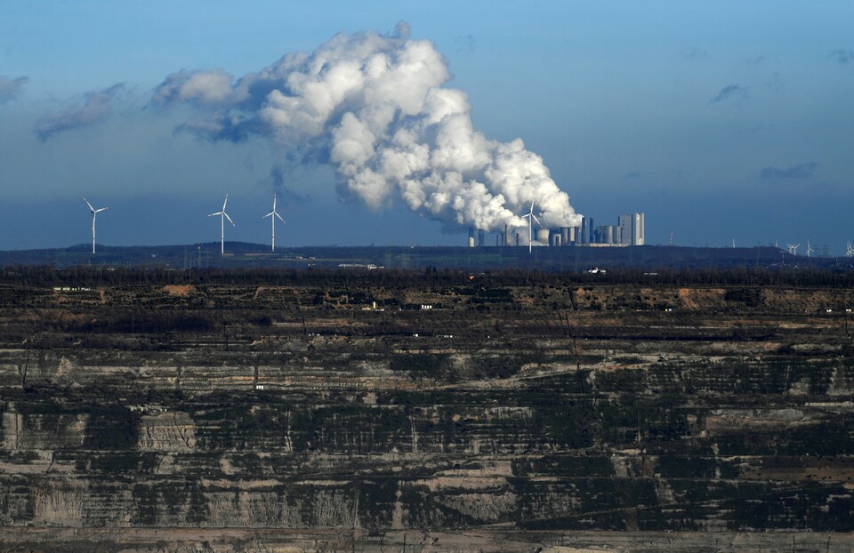 Gambar yang diambil pada 16 Januari 2020 di dekat Buir, memperlihakan pemandangan tambang terbuka batu bara coklat Hambach, yang dioperasikan oleh produsen energi Jerman RWE di Niederzier dan Elsdorf, serta pembangkit listrik tenaga batu bara. ( Foto: Ina FASSBENDER / AFP )