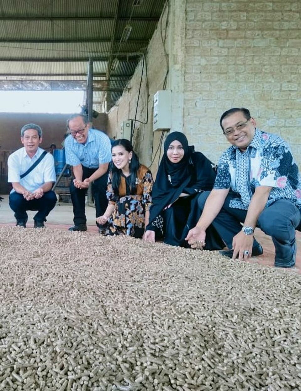 (Ki-ka): Antonius Aris Sudjatmiko, Direktur Operasi dan Pengembangan EMI, Sarwono Kusumaatmaja, Komisaris Utama EMI, Miranti Serad, Miranti serad, Wakil Ketua Komisi Tetap Pengelolaan Lingkungan Bersih dan Pemanfaatan Limbah Kadin Energi Baru Terbarukan, pemilik pabrik pelet kayu Dwi Sariningtyas, serta Donny Yusgiantoro dari Kadin Bidang Pengelolaan Lingkungan Bersih dan Pemanfaatan Limbah. Foto: Investor Daily/Gora Kunjana