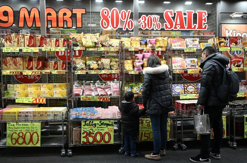 Pembeli sedang menelusuri toko-toko makanan ringan di distrik perbelanjaan Myeongdong di Seoul, Korea Selatan ( Korsel), pada 22 Januari 2020. (Foto: Jung Yeon-je / AFP)