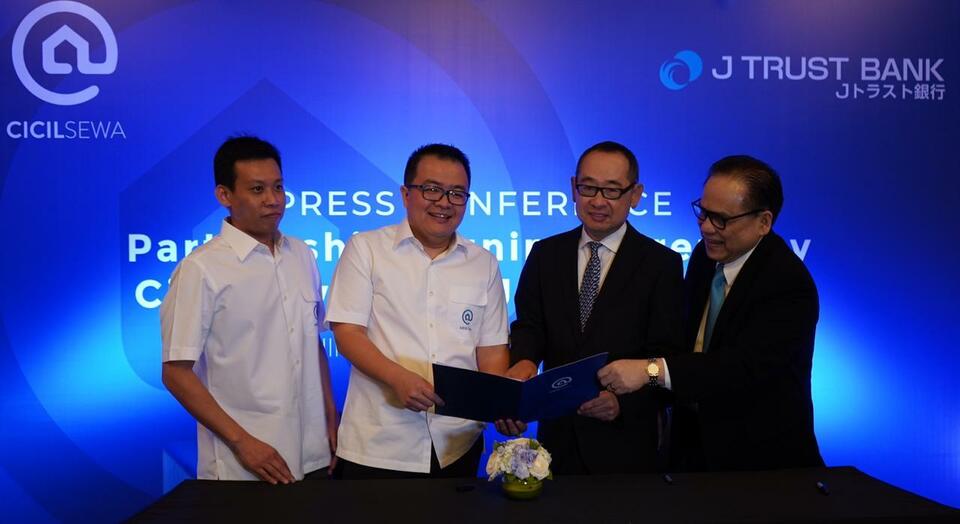 Hendry Oktavianus (dua kiri) dan Mr. Ritsuo Fukadai (tiga kiri) saat penandatanganan kemitraan Cicilsewa - J Trust di Jakarta, Kamis (6/2/2020)
