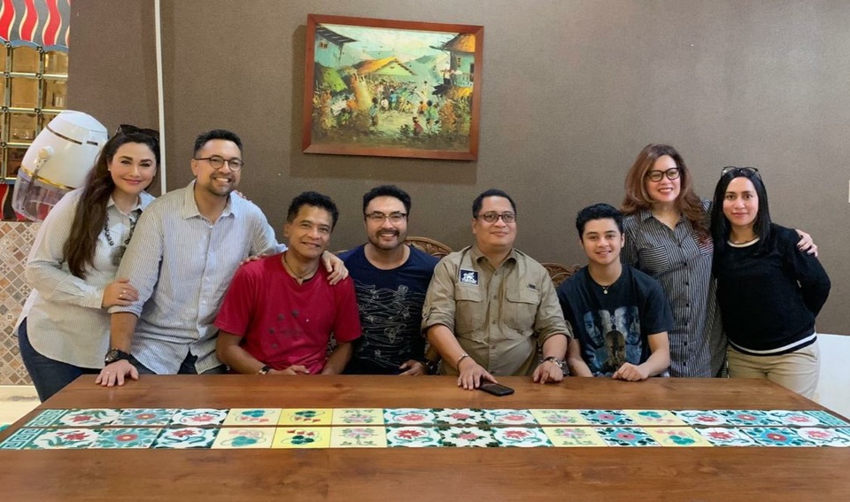 Vier Abdul Jamal (empat dari kanan) didampingi bintang film Vier Anak Papua, Bastian Steel (tiga dari kanan), Surya Saputra (empat dari kiri), Donny Damara (tiga dari kiri), sutradara sekaligus produser Ari Sihasale (dua dari kiri), dan produser eksekutif Alenia Pictures Nia Sihasale Zulkarnaen (kiri) di Jakarta, Rabu (12/2/2020).