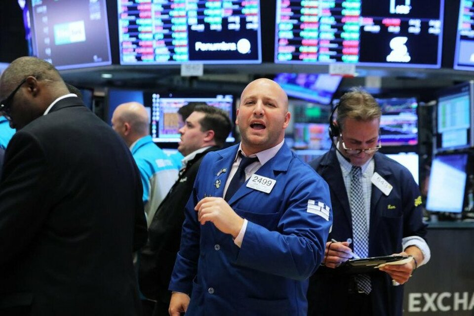 Foto ilustrasi: Para pialang  sedang bekerja di Bursa Efek New York, Wall Street, Amerika Serikat (Reuters/ANTARA)