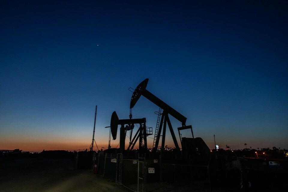 Foto yang diambil pada 21 April 2020 ini menunjukkan pompa-pompa minyak beroperasi di Willow Springs Park di Long Beach, California, AS. (Foto: Apu GOMES / AFP)
