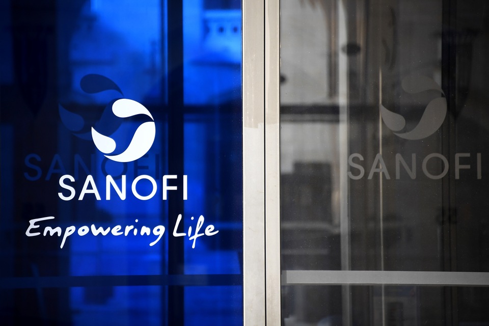 Logo Sanofi terpampang di kantor pusat yang terletak di Paris, Prancis. Grup perusahaan farmasi Prancis, Sanofi menunjukkan kenaikkan omzet 6,9% atau hampir 9 miliar euro pada Kuartal I akibat pandemi Covid-19, pada 24 April 2020. ( Foto: FRANCK FIFE / AFP )