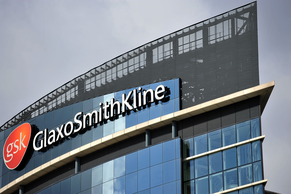 Markas perusahaan farmasi Inggris, GlaxoSmithKline (GSK), di London barat, Inggris. ( Foto: BEN STANSALL / AFP )
