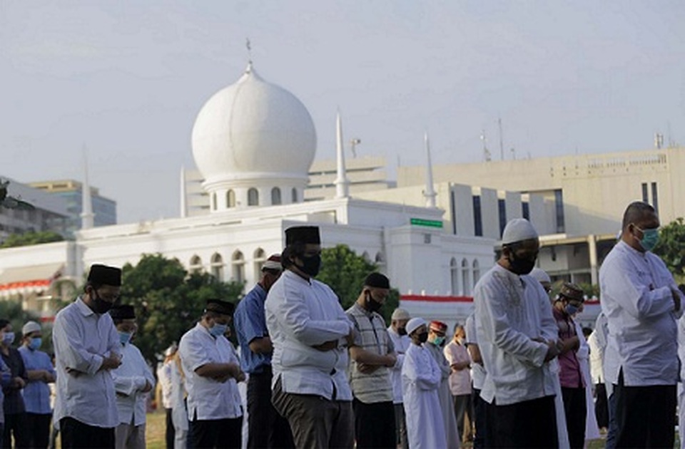 Shalat Idul Adha di Mesjid Al-Azhar dengan protokol kesehatan. Foto: SP/Joanito De Saojoao