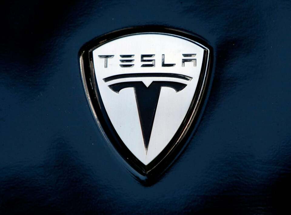 Logo Tesla terlihat di atas kap mesin di salah satu mobil listrik perusahaan. ( Foto: Win McNamee / Getty Images )