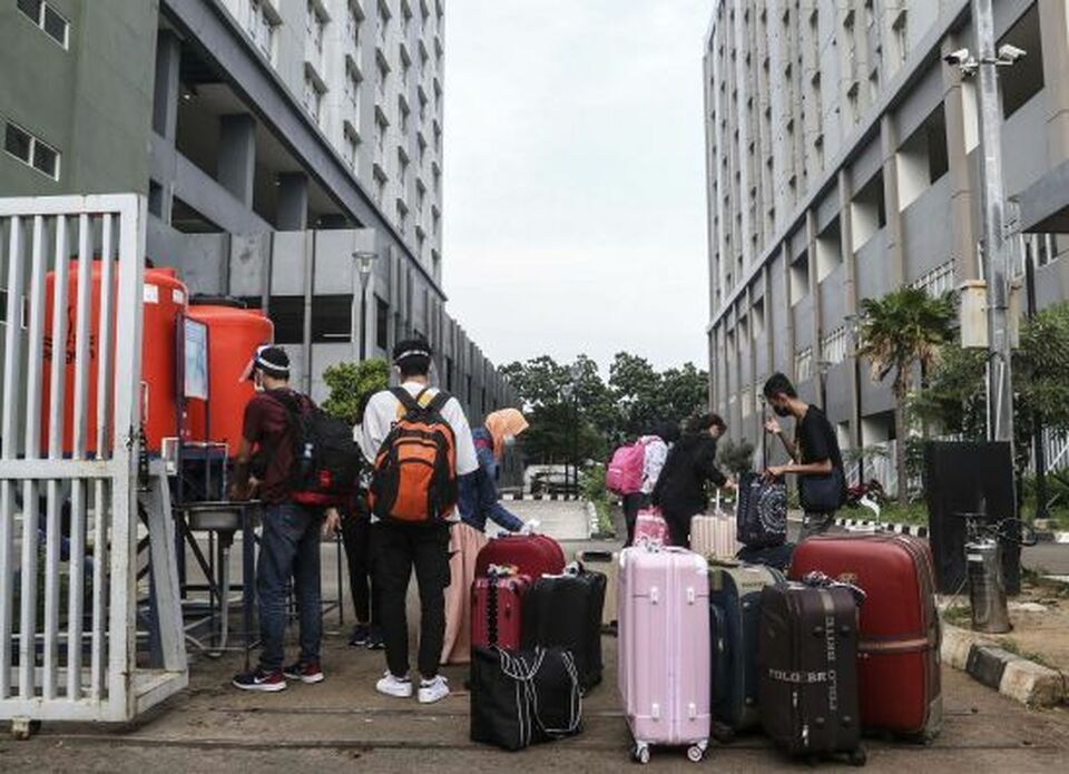 WNI yang baru kembali dari luar negeri dan pekerja migran tiba wisma atlet Pademangan, Jakarta Pusat. Foto: SP/Joanito De Saojoao.