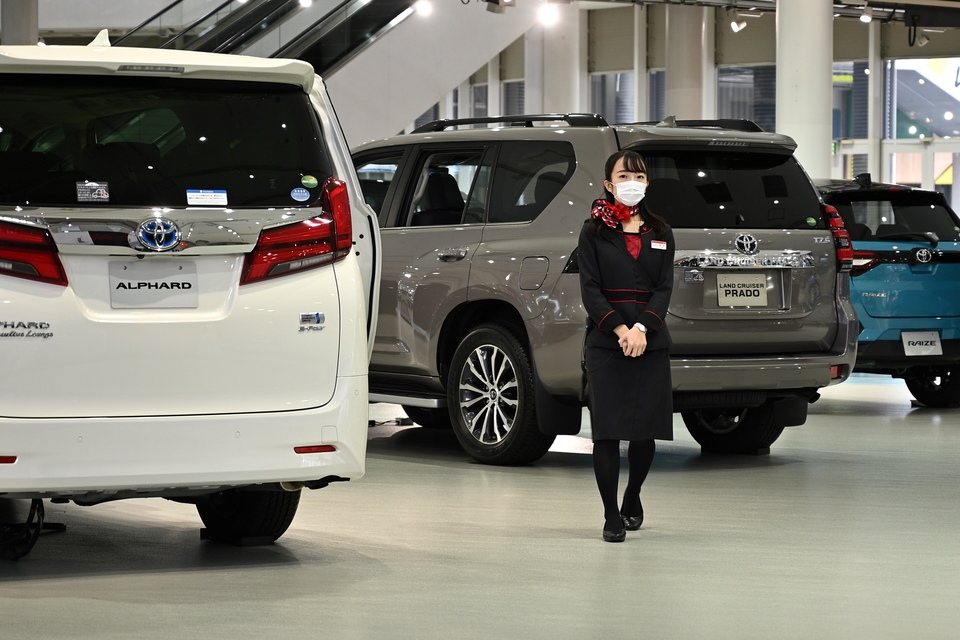 Seorang staf berdiri di ruang pamer mobil Toyota, di Tokyo, Jepang pada 6 November 2020. ( Foto: PHILIP FONG / AFP )