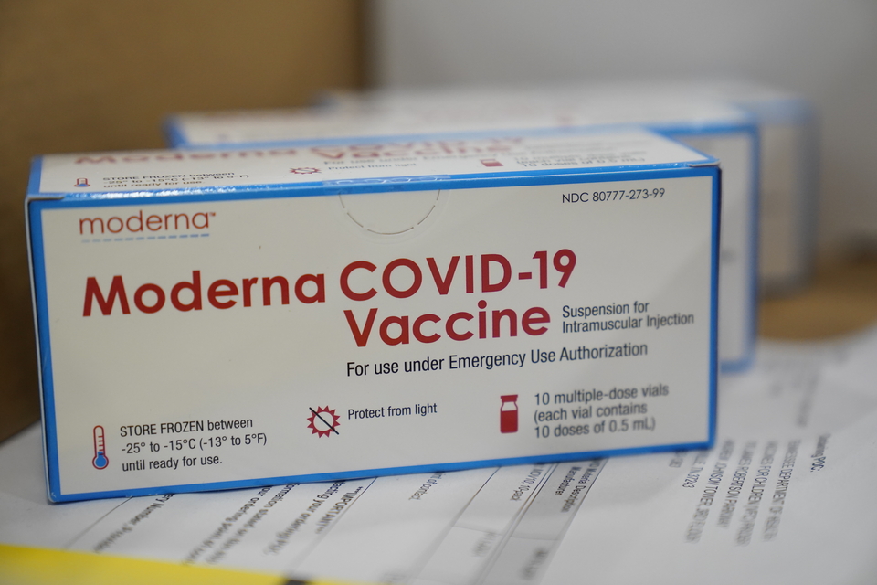 Kotak berisi vaksin Moderna Covid-19 sedang disiapkan untuk dikirim di pusat distribusi McKesson, di Olive Branch, Mississippi, Amerika Serikat (AS) pada 20 Desember 2020. ( Foto: Paul Sancya / POOL / AFP )