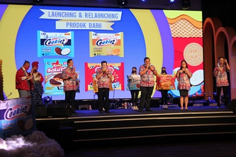 Peringatan ulang tahun ke-25 divisi biskuit OT Group dan peluncuran sejumlah produk baru biskuit OT Group secara daring, Selasa malam (13/1).
