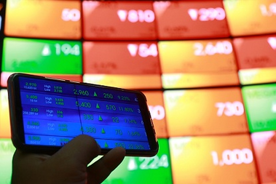 Pengunjung memantau pergerakan harga saham di Main Hall Bursa Efek Indonesia (BEI) di Jakarta. Foto ilustrasi: BeritaSatu Photo/Mohammad Defrizal
