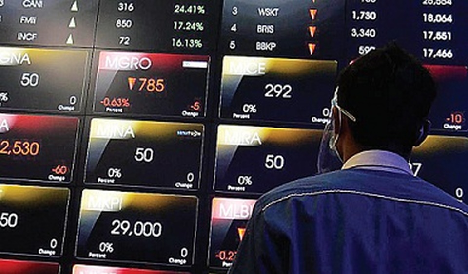 Pekerja berada di galeri BEI, Jakarta, beberapa waktu lalu. Foto ilustrasi: Investor Daily/DAVID
