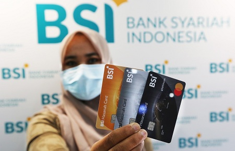 Pegawai Kantor Cabang PT Bank Syariah Indonesia Jakarta Barat menunjukkan kartu pembiayaan BSI Hasanah Card di outlet PT Bank Syariah Indonesia KC Jakarta Barat, Kebon Jeruk Jakarta. Foto: Beritasatu Photo/Uthan AR