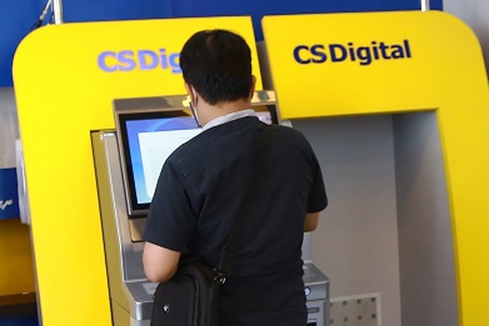 Nasabah menggunakan fasilitas digital banking di Bank BCA Serpong, Tangerang Selatan, Banten. Foto ilustrasi: BeritaSatu Photo/Mohammad Defrizal