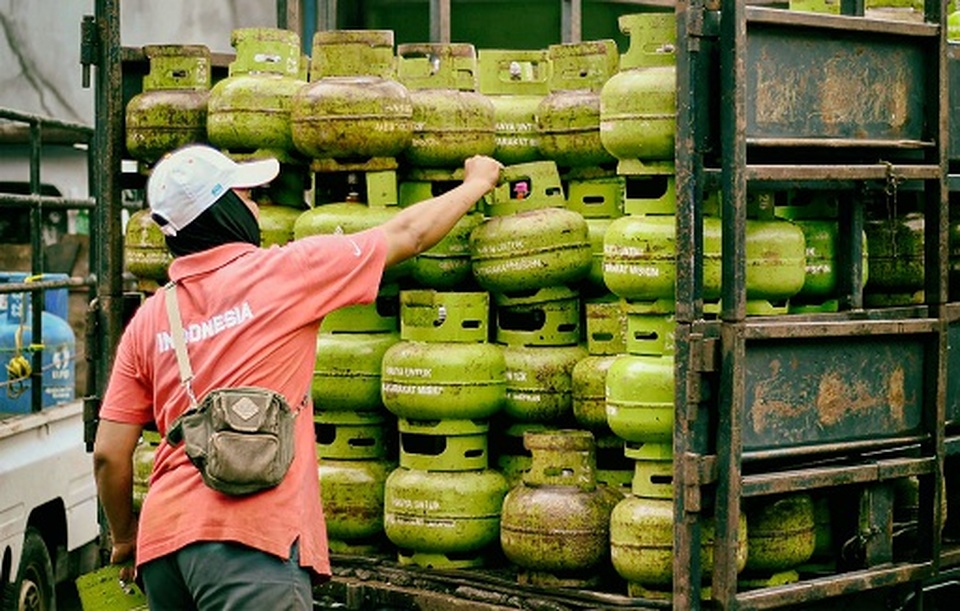 Pekerja menukar tabung gas LPG 3 kg di agen LPG kawasan Cibubur, Jakarta, Jumat (26/2/2021). Foto ilustrasi:  BeritaSatuPhoto/Joanito De Saojoao