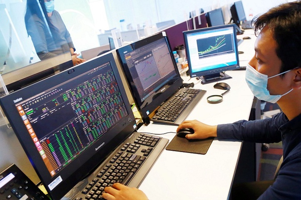 Pialang memperhatikan pergerakan harga saham di sebuah sekuritas di Jakarta.  Foto ilustrasi: BeritaSatu Photo/Mohammad Defrizal