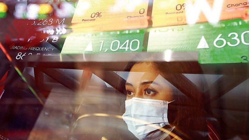 Karyawati mengamati layar elektronik perdagangan saham di Bursa Efek Indonesia (BEI), di Jakarta. Foto ilustrasi:  BeritaSatu Photo/Mohammad Defrizal