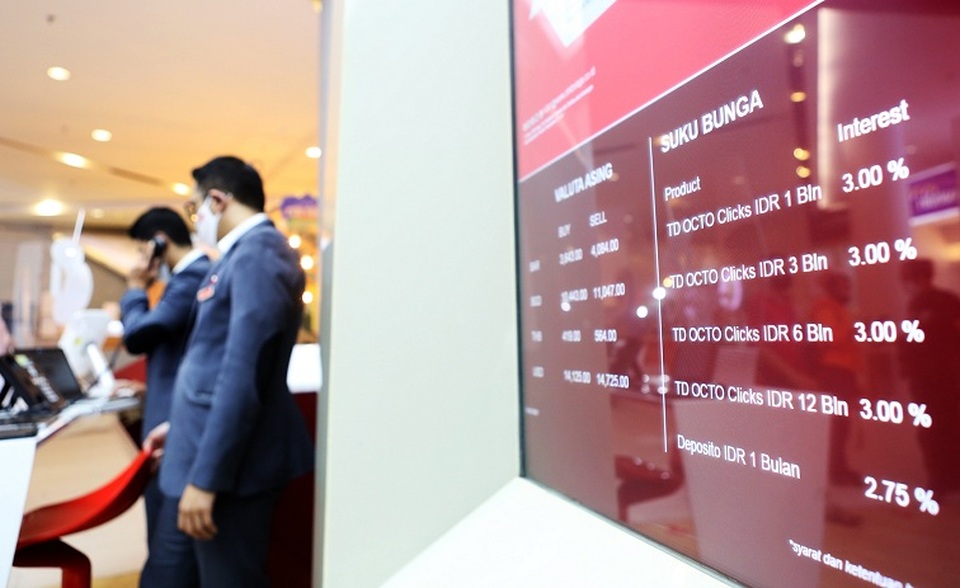 Monitor suku bunga di Digital Lounge Cimb Niaga di Jakarta, belum lama ini. Foto ilustrasi: Beritasatu Photo/Uthan AR