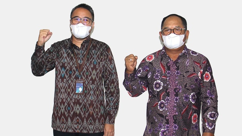 Direktur Utama PTK, Nepos MT Pakpahan bersama Direktur Utama PLI, Jeffry Hotman Simanjuntak usai penandatanganan kerja sama dalam hal operasi kepelabuhan, pada Selasa (27/4) di  Kantor Pusat PTK, Jakarta. 