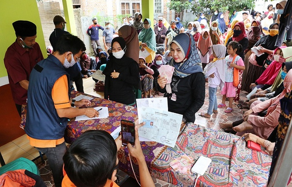 Warga menerima Bantuan Sosial Tunai (BST) di lingkungan kelurahan Bedahan, Sawangan, Depok, Jawa Barat. Foto ilustrasi: Beritasatu Photo/Uthan AR
