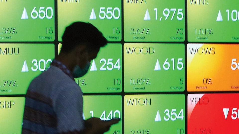 Karyawan melintas di depan monitor perdagangan saham di Bursa Efek Indonesia, Jakarta. Foto ilustrasi:  Beritasatu Photo/Uthan AR 