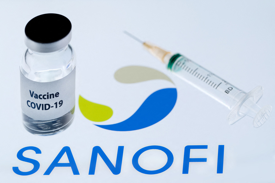Ilustrasi botol vaksin Covid-19 dengan label logo perusahaan biofarmasi Prancis, Sanofi. Grup farmasi Sanofi mengumumkan pada 27 Mei 2021, peluncuran uji coba skala besar untuk proyek vaksin anti-Covid-19 yang dikembangkan dengan GlaxoSmithKline (GSK) dari Inggris. ( Foto: JOEL SAGET / AFP )