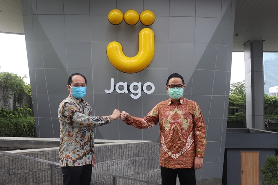 Head of Partnership Lending Acquisition Bank Jago Michael Jermia Tjahjamulia (kiri) dan Direktur Utama Modal Rakyat Hendoko Kwik, usai penandatanganan kerja sama, akhir Mei 2021. Foto: Ist