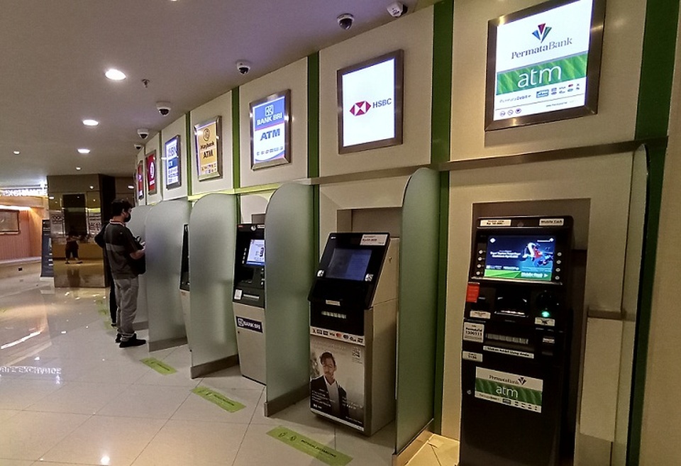 Nasabah melakukan transaksi menggunakan mesin anjungan tunai mandiri (ATM) di Jakarta. Foto ilustrasi:  BeritaSatu Photo/Mohammad Defrizal