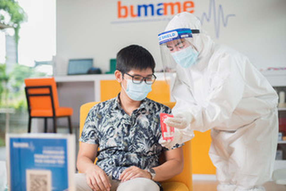 Seorang pria akan melakukan swab test di Laboratorium Bumame Farmasi. ( Foto: Istimewa )