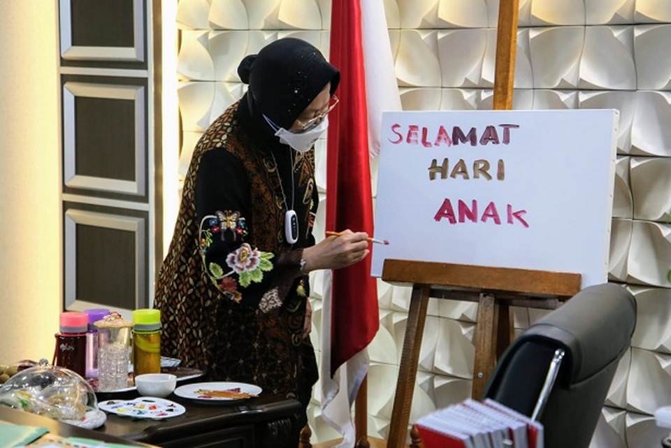 Mensos Risma menyapa ratusan anak-anak Indonesia di tempat yang berbeda, Jumat (23/7/2021).