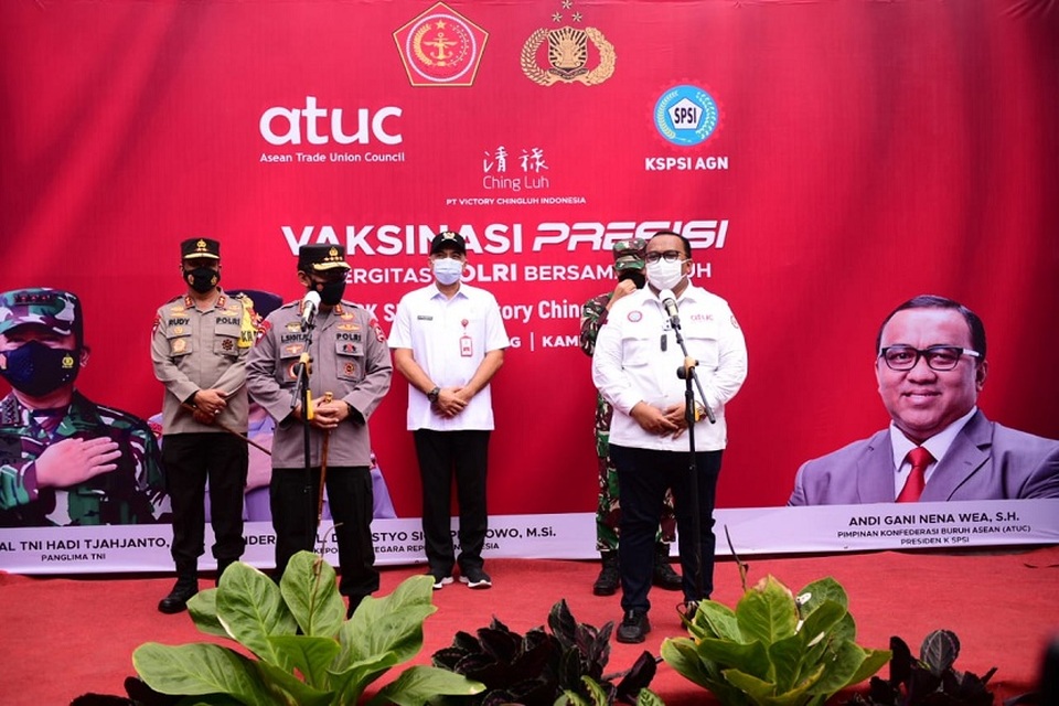 Program vaksinasi gratis diselenggarakan di Pimpinan Unit Kerja Federasi Serikat Pekerja Tekstil, Sandang dan Kulit Serikat Pekerja Seluruh Indonesia (PUK SP TSK SPSI) PT Victory Chingluh, Tangerang, Kamis (29/7). 