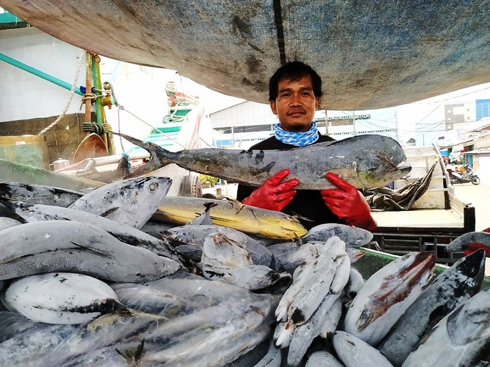 Nelayan dengan hasil perikanan. Foto: kkp